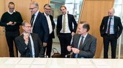 Etter signeringen: Konsernsjef i COWI, Lars-Peter Søbye og adm.dir. i Arkitema Archotects Peter Hartmann Berg. Foto: Jonas Dackås Steene