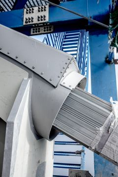 Brua holdes oppe av 40 bærekabler. Hver av disse er bygget opp av 127 ståltråder, som hver er 5,69mm i diameter. Totalt holdes altså brua reist av 5080 ståltråder. Foto: Ragnhild Heggem Fagerheim