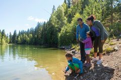 FISKE: Har du med barn på fisketur er det lurt å la de stå for fiskingen, mens du hjelper til. Foto: Paulina Cervenka