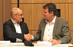 Olav Aasen. IT-sjef i Domstoladministrasjonen og Kristian Digre fra EVRY signerer ny kontrakt.