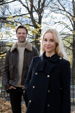Serieskaper og regissør Alexander Eik sammen med skuespiller Sofia Helin. FOTO: Eva Rose/Cinenord/NRK