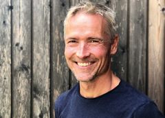 Lars Fossum er tømrermester og fagdommer på "Sommerhytta" på TV2. Han gir publikum gode råd for blant annet bygging av utekjøkken. Foto: John Andresen.