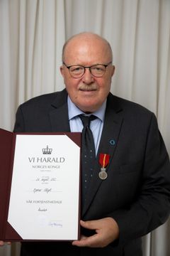 RØRT: Bjørnar Allgot var rørt og glad over å ha blitt tildelt Kongens fortjenestmedalje. Foto: Erik M. Sundt
