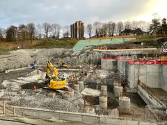 Grunnarbeidene startet opp i januar 2021, og har under utfordrende grunnforhold med porøst fjell og nærhet til eksisterende T-bane, lagt et trygt fundament for det nye badeanlegget på Tøyen.
Foto: Oslobygg KF