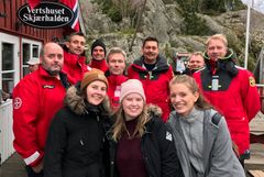 F.v. Mannskapet på RS Horn Rescue og RS Kystvekteren sammen med Musikklivet Offical-youtuberne Sanne, Nathalie og Marina