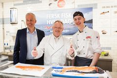 Fiskeriminister Per Sandberg sløyer fisk med kyndig veiledning fra lærling Ole Nicolai Jørgensen. Til venstre kategoridirektør Einar Gundersen. Foto: Filip Agnihotri