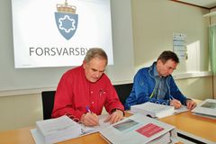 2.	Kontrakten signerast. Fv Olaf Dobloug, prosjektdirektør Kampflybase og Nils Kristian Johansen, daglig leder i Harstad Maskin AS.