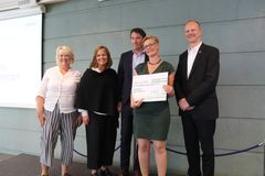 Samferdselsminister Ketil Solvik-Olsen sammen med vinnerne fra Hordaland
