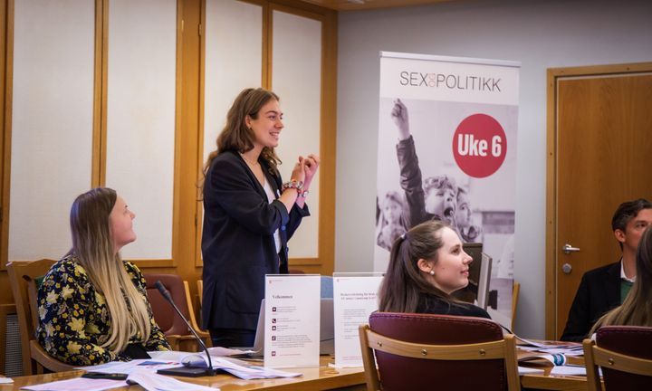 Teamleder Vilde Graff Senje hos Sex og Politikk informerer om seksualitetsundervisningsmateriellet "Uke 6" på Stortinget høsten 2021. Foto: SNU/Sex og Politikk