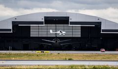 Mandag 18. juni 2018 var Avinors konsernsjef Dag Falk-Petersen pilot og samferdselsminister Ketil Solvik-Olsen passasjer under Norges første elektriske flyvning på Oslo lufthavn. (Foto: Avinor)