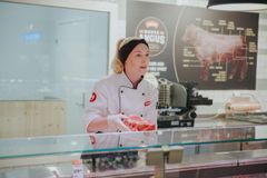 Elise Sollie Syversen trives godt som butikkslakterlærling hos MENY Røa. Foto: Jørgen Nordby