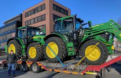 På vei til Norge: De nye 6R-modellene fra John Deere lastet opp på semitrailer. Den ene modellen kommer til Norge med ny laster.