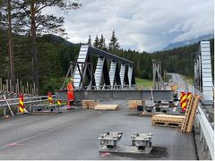 På E16 i Valdres er arbeidet med den midlertidige brua i gang. (Foto: Statens vegvesen)