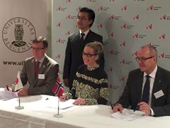 Rektorene Dag Rune Olsen (UiB) og Gunnar Bowim (NTNU) på hver sin side av Anita Krohn Traaseth (Innovasjon Norge). Bak står Ken Kasahara fra den japanske ambassaden. (Foto: Innovasjon Norge)