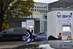 ABB har installert hurtiglader nummer 1000 i Norge, på en av landets største ladeplasser, Danmarks Plass i Bergen.
