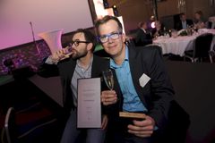 Ole Kristian Sjømæling Langaunet (til venste) og Øystein Sandø var fornøyd med at ExtraOptical ble Årets nykommer