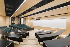 Auditorium er utformet i "Harvard Style" og gir god kontakt mellom lærer og student.