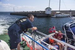 TRYGGHET: Å få motorhavari til havs kan fort bli en traumatisk opplevelse. Derfor forsøker mannskapet på redningsskøytene å ta seg til til en prat, spesielt om det er barn om bord. FOTO:Anders Ödman/RS «Horn Flyer»
