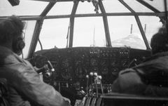 Den allierte militærkommisjonen ble fraktet fra Skottland til Norge med sjøfly. Dette bildet er tatt 8. mai 1945 og viser Sunderland-cockpiten med norske piloter fra Skvadron 330. Til venstre: Løytnant Sverre Bjørnebye og til høyre: 2. løytnant Leif Abel Engh (Fotograf: Robert Chew, Arkivref.: Samling fra Robert Chew og Conrad Mohr/Arkivverket/Statsarkivet i Bergen/SAB/DA-076).