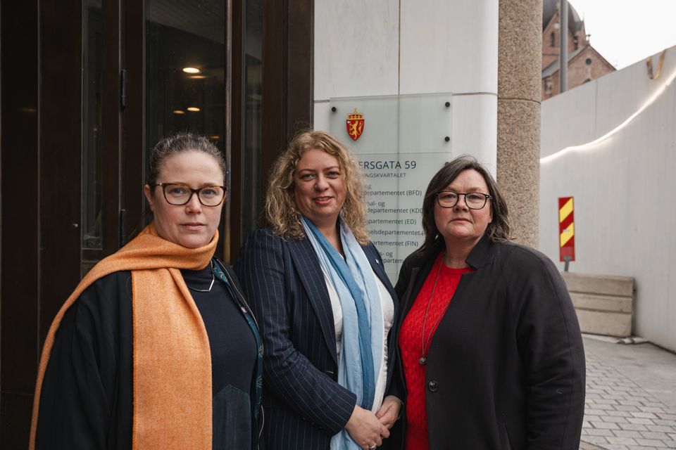 Kjersti Barsok, Elisabeth Steen og Ellen Dalen ved åpningen av mellomoppgjøret i staten 2025