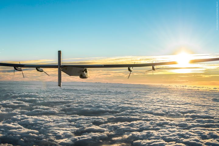 Verdens første Jorden rundt flyving utelukkende med solenergi starter i Abu Dhabi 9. mars 2015 (Foto: Solar Impulse).
