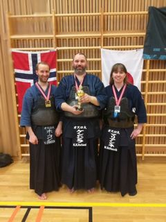 Medaljevinnerne av lag konkurransen : fra venstre :Håkon Eriksons, Ken Rune Helland og Marianne Skiftesvik
