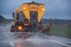 Ny teknologi for automatisk salting skal føre til mindre bruk av salt på vintervegene. Foto: Mesta