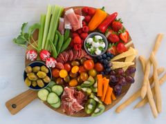 Finn fram en fjøl eller en planke og fyll den opp med masse fargerik frukt og grønt, litt spekemat og ost. Vips så har du noe som på fagspråket heter charcuterie.