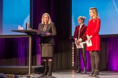 Næringsminister Monica Mæland og kulturminister Linda Hofstad Helleland deler ut prisen til årets Female Entrepreneur.