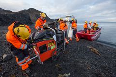 For første gang ble det øvd på fullskala strandrydding på Svalbard da Kystverket onsdag gjennomførte den største oljevernberedskapsøvelsen noen gang på Svalbard. Foto: Jan-Morten Bjørnbakk / NTB scanpix