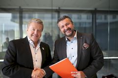 Idrettspresident Børre Rognlien (til  venstre) og administrerende direktør i Scandic Norge Svein Arild Steen-Mevold