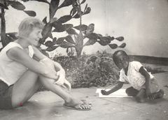 Her er Frøydis Guldahl fra Lillehammer som jobbet som lærer i Uganda i 1965. Nå ser hun frem til å møte andre fredskorpsere. Foto: Arkivbilde/Fredskorpset