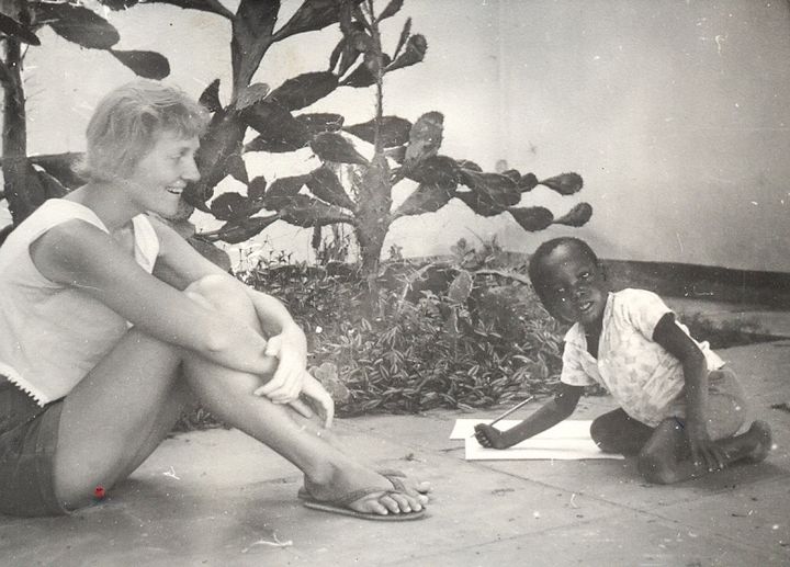 Her er Frøydis Guldahl fra Lillehammer som jobbet som lærer i Uganda i 1965. Nå ser hun frem til å møte andre fredskorpsere. Foto: Arkivbilde/Fredskorpset
