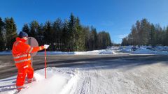 Planleggingsleder Espen Sletten Orten ved ett av X-kryssene som Statens vegvesen ønsker å erstatte med to T-kryss med avstand mellom. Det gjør det tryggere og mer oversiktlig for trafikantene. Foto: Statens vegvesen