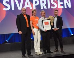F.v: Ulf Hustad (prosjektleder Sivaprisen) Ingrid R. Lorang (adm.dir. i Siva), Steinar Tragethon (daglig leder Hallingplast) og næringsminister Torbjørn Røe Isaksen.