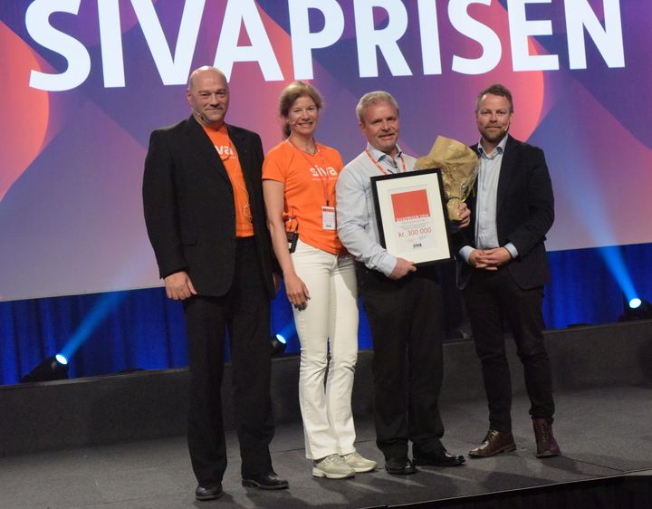 F.v: Ulf Hustad (prosjektleder Sivaprisen) Ingrid R. Lorang (adm.dir. i Siva), Steinar Tragethon (daglig leder Hallingplast) og næringsminister Torbjørn Røe Isaksen.
