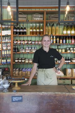 Den unge gründeren Anna Haugstad Avdem får pris for å starte økologisk matbutikk på Lesja. Foto: Monica Almskår Heggset