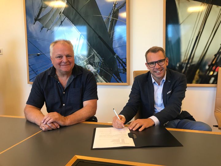 Daglig leder i TT Anlegg Tom Eikså t.v. og konsernsjef Steffen Syvertsen i Agder Energi signerer kontrakt for bygging av Fennefoss kraftverk.