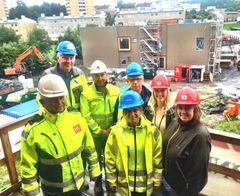 Storgården barnehage er i ferd med å bli re-etablert. Prosjektet er i god rute, og barnehagen vil stå ferdig mot slutten av dette året. Kranselaget 27. august feiret at taket var tett. Nå gjenstår bare resten. Fra venstre: Byggeleder Erik Gulbrandsen fra Omsorgsbygg/HR-partner, prosjektleder Roger Walle fra entreprenøren GAS, anleggsleder Oddbjørn Hansen, prosjektleder Helga Loholt fra Omsorgsbygg/OEC, driftsleder Terje Gustavsen fra Omsorgsbygg, eiendomsansvarlig Trude Edvardsen fra Omsorgsbygg, verneombud Bente Sørensen i Storgården barnehage.