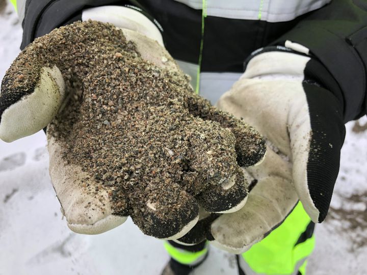 Strøsand som etter hver vintersesong dumpes i deponier er verdt millioner av kroner. Nå skal Bærum kommune gjenbruke sin strøsand. Foto: AF Gruppen