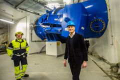 Statsminister Jonas Gahr Støre lot seg imponere over arbeidet og ingeniørkunsten bak kraftverket. Kraftverksoperatør Dag Flølo viste rundt.