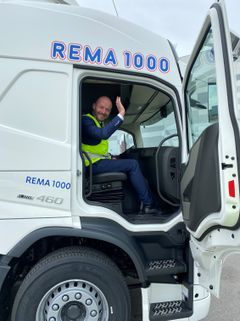 Statssekretær Odd Steinar Åfar Viseth i Samferdselsdepartementet testet de nye biogassbilene fra REMA 1000