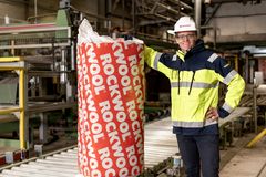 Klar: Samfunnskontakt i ROCKWOOL Norge, Hans Joachim Motzfeldt, er godt fornøyd med at den elektriske smelteovnen endelig er i bruk. Foto: Fredrik Warbo
