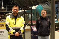 Bane NOR har inngått kontrakt med Azvi om å rehabilitere Ulriken tunnel fra 1964. Fra venstre: Fungerende Prosjektsjef Torbjørn Søderholm i Bane NOR og prosjektleder Francisco Javier Cabeza Lainez i Azvi. Foto: Bane NOR/Ingvild Eikeland