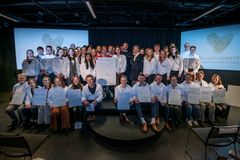 Framtidsmøtet samlet femti ungdommer mellom 15 og 21 år fra hele landet. Her sammen med H.K.H. Kronprins Haakon og Kjerstin Braathen, konsernsjef i DNB og vertskap for Framtidsmøtet. Foto Katrine Lunke / APELAND