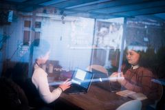 Victoria Dollst Kvinnsland og Vilde Adolfsen er frivillige i UngHjelp. De driver en chat hvor unge kommer i kontakt med andre ungdommer som har erfaring med psykiske lidelser. (Foto: Anton Ligaarden / Paragon Features)