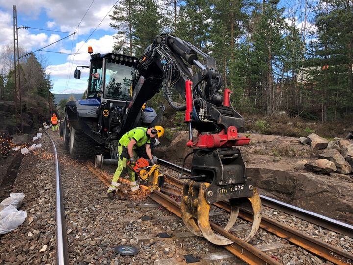 Sørlandsbanen har en viktig rolle for både godstog og persontrafikk. Jevnlig fornyelse, som skinnebytte, er avgjørende for at togene kan kjøre trygt og punktlig i årene som kommer. (Foto: Bane NOR)