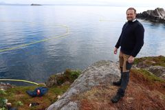Forsker Petter Kvadsheim da fangstanlegget ble testet i 2021. Foto: Espen Hofoss/FFI