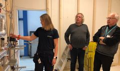 Anja Engtrø (SINTEF), Magnus Evje (Omsorgsbygg Oslo KF) og Geir Andersen (Drammen Eiendom KF) diskuterer løsninger for varmtvannsystemer. Foto: SINTEF