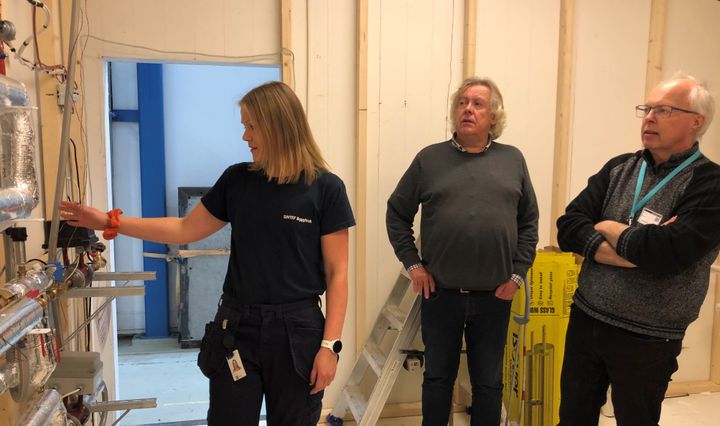 Anja Engtrø (SINTEF), Magnus Evje (Omsorgsbygg Oslo KF) og Geir Andersen (Drammen Eiendom KF) diskuterer løsninger for varmtvannsystemer. Foto: SINTEF